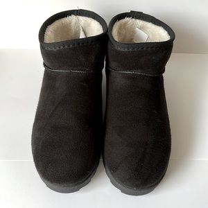 Women’s boots, black color, size 8